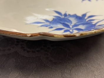 Une coupe en forme de p&ecirc;che en porcelaine de Chine en bleu et blanc ko-sometsuke pour le march&eacute; japonais, Tianqi